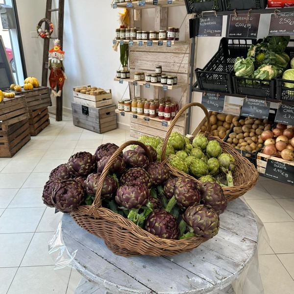 Carciofi freschi nel negozio